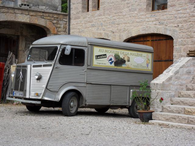 alter Wellblech-Citroen Lieferwagen vor einem
Haus  in La Malène