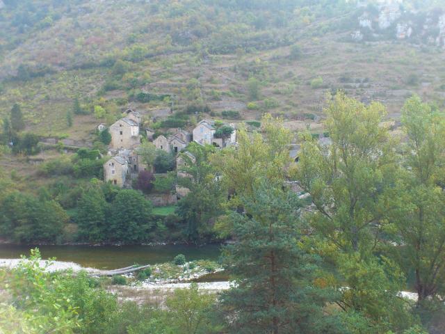 Blick auf eines der Gebirgsdörfer in der Tarn-Schlucht