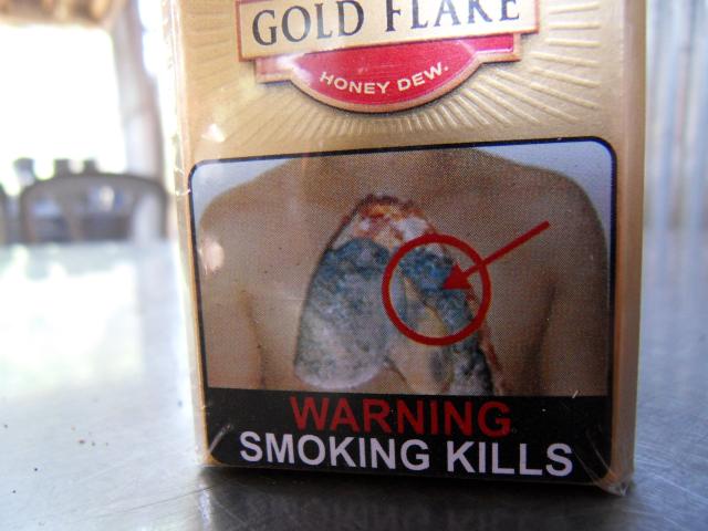 Abschreckendes auf indischen Zigarettenverpackungen
