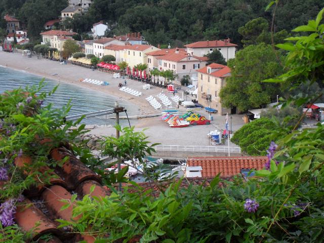 Blick von der Küstenstraße auf das morgendliche Moscenicka Draga