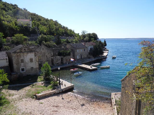 verfallenes Dorf an der dalmatischen Küste