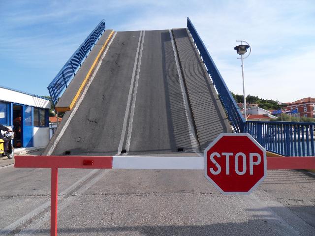 Warten vor der Klappbrücke auf Murter