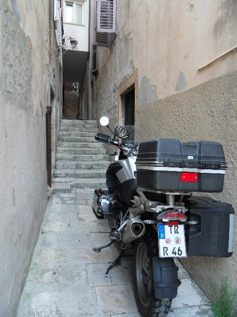 Motorrad im Hausaufgang zur Unterkunft