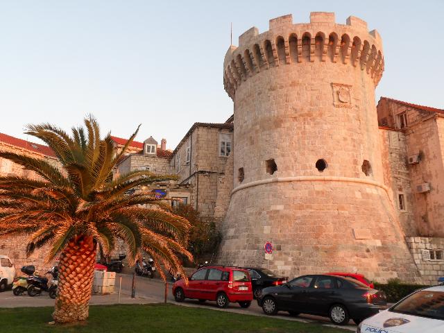 Wehrturm am Hafen von Korcula