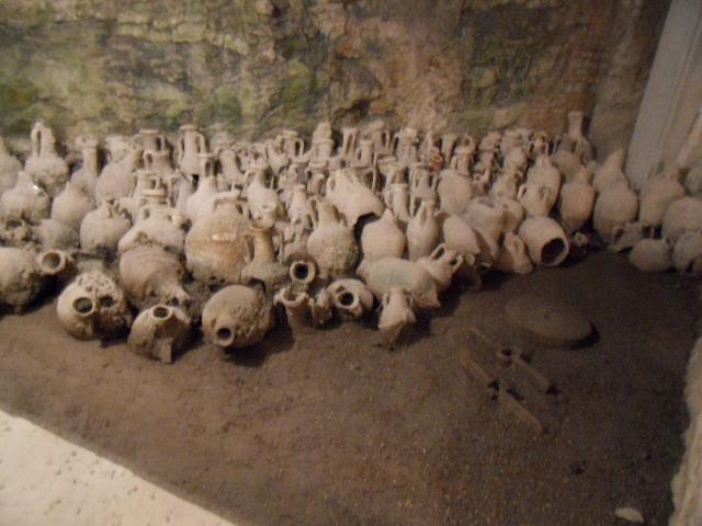 alte Amphoren im Kellergeschoss der Arena von Pula