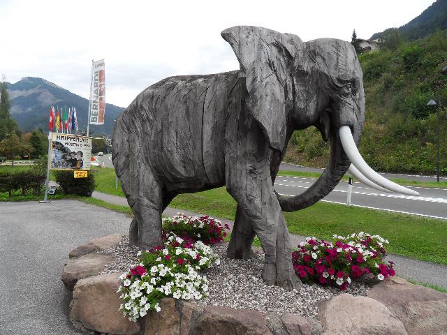 lebensgroßer Holzelefant vor dem Krippenland in Wolkenstein