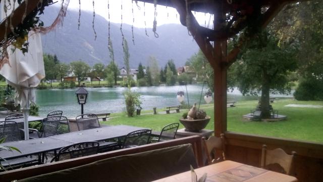 Der Wind peitscht den See vor dem Restaurant Seebua