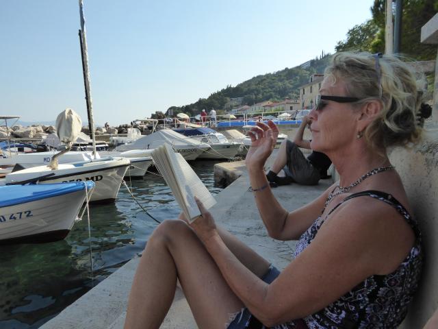schöne Frau im Hafen von Mošcenicka Draga
