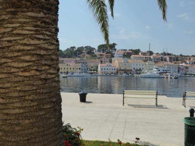 Blick auf die Uferpromenade in Mali Lošinj