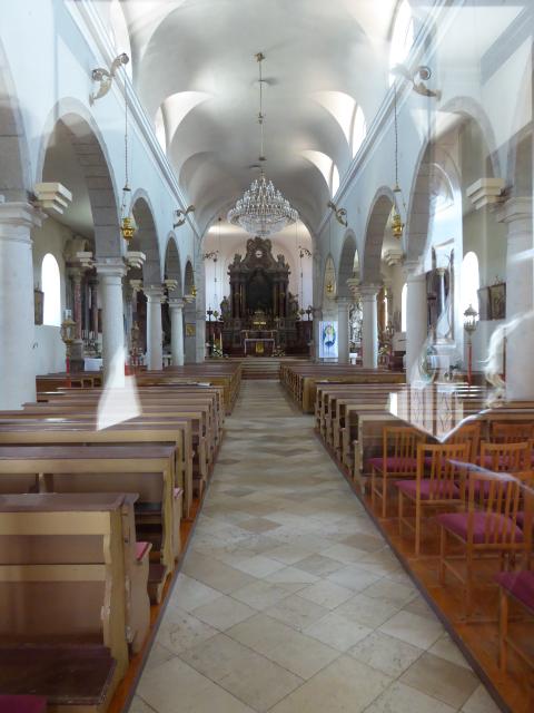 ein Blick von außen hinein in die Kirche von in Mali Lošinj