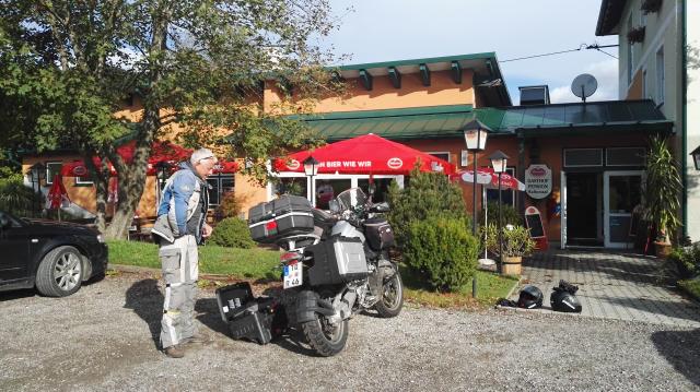 vor dem Hotel Hochsteiner in Österreich