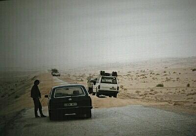 Sandverwehungen auf der RN1