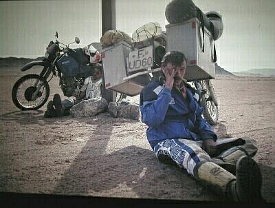 Nur das Motorrad spendet etwas Schatten.