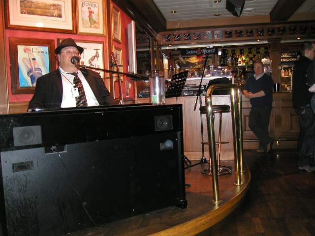 In dieser Bar findet nur ein kleiner Teil der Unterhaltung des Abends statt.