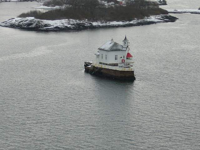 Die wohl kleinste Insel im Oslo-Fjord, zugebaut mit einer Kirche. Im Hintergrund auch einige der anderen vielen Inselchen des Fjordes.
