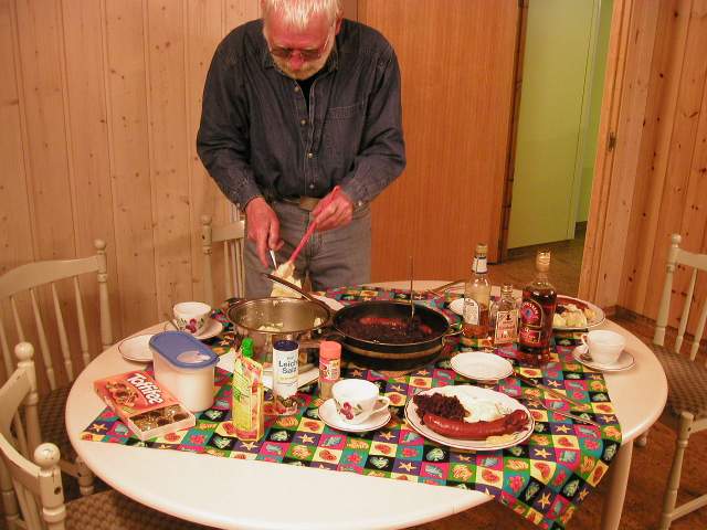 Nikolaus bei der Zubereitung des Abendessens