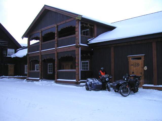 Morgens vor unserer ersten Unterkunft etwa 10 km vor Dombs. Die Motorrder wurden vom Schnee freigefegt und laufen bereits.
