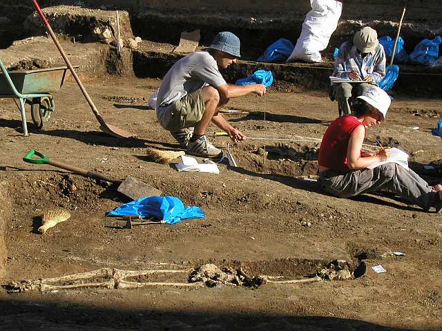 Leichen-Ausgrabungen an der Kirche in Sibiu