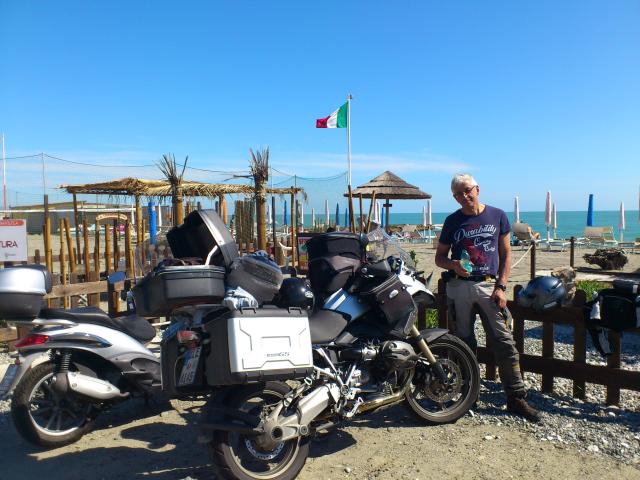 an der Mittelmeerküste hinter Carrara