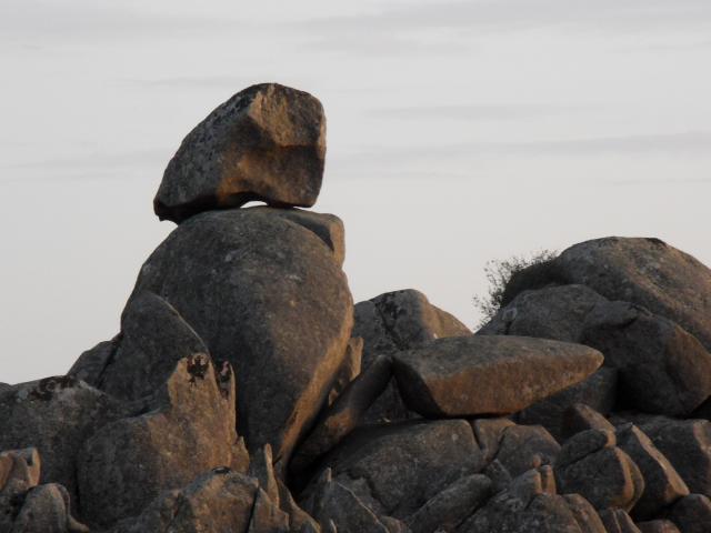 Granitfindlingen bestimmen die Landschaft