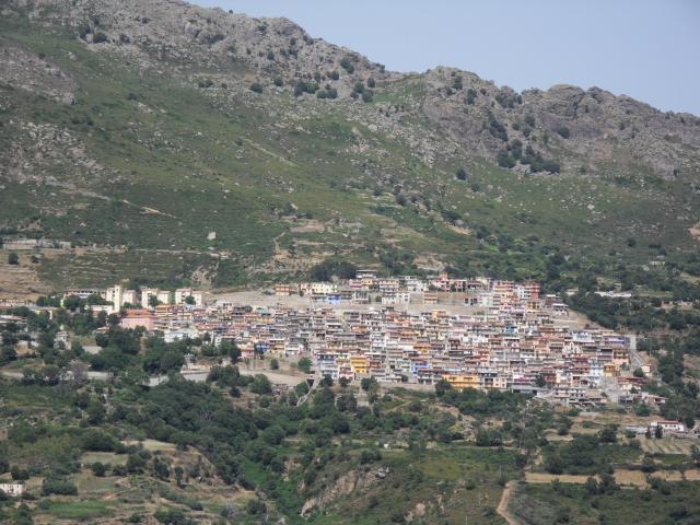 Blick auf Gairo auf der anderen Seite des Tals