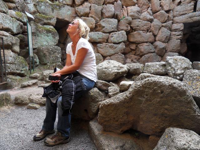 Steffi im Nuraghe Arrubiu 