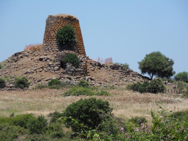 Nuraghe hinter Suni