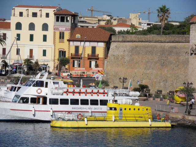 Das Yellow Submarine in Algheros Hafen