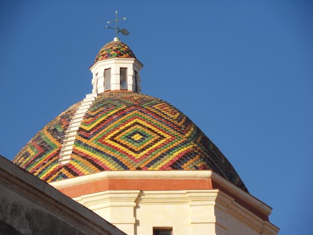 Bunte Kirchendcher in Alghero