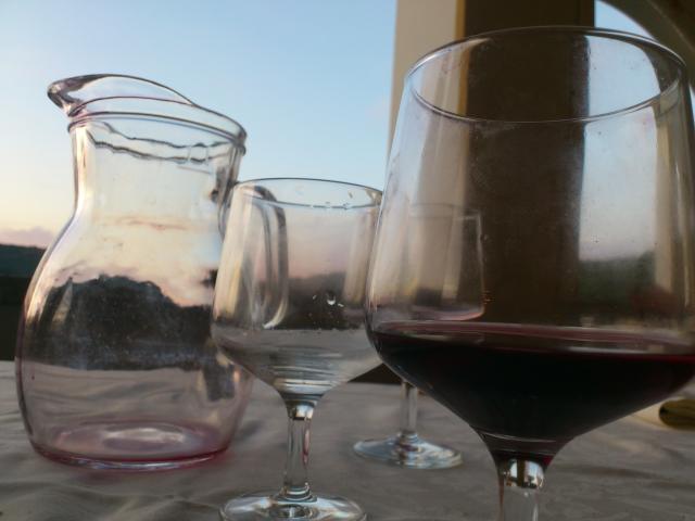 Abendliches Stilleben auf der Hotelterrasse