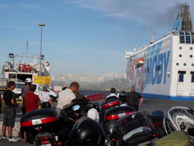 Warten auf die Fhre im Hafen von Olbia