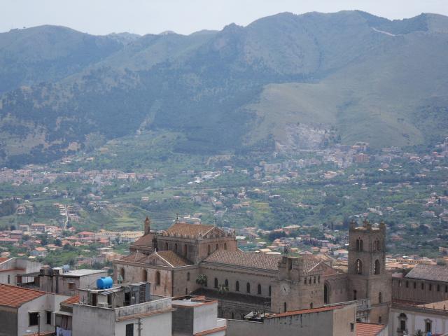 Monreales Kathedrale vor der Kulisse eines gewaltigen Kalkgebirges 