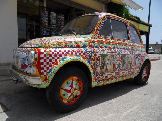 ein rollendes Kunstwerk, Fiat 500 vor einem Andenkenladen