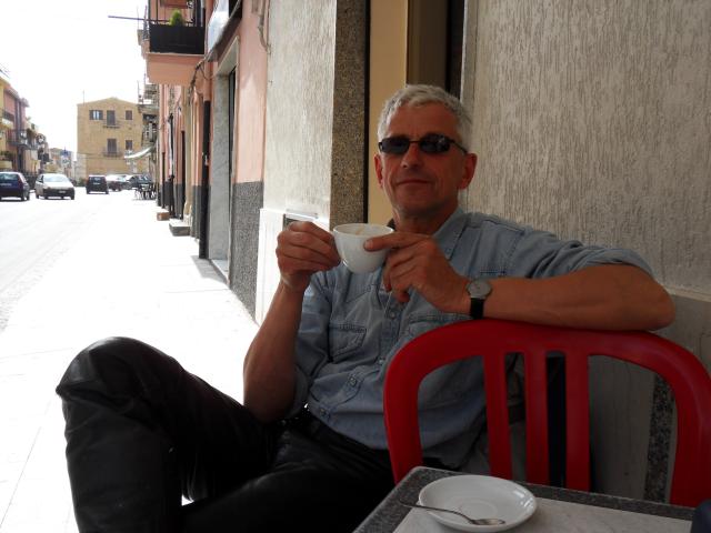 vor einer Bar in Cianciana