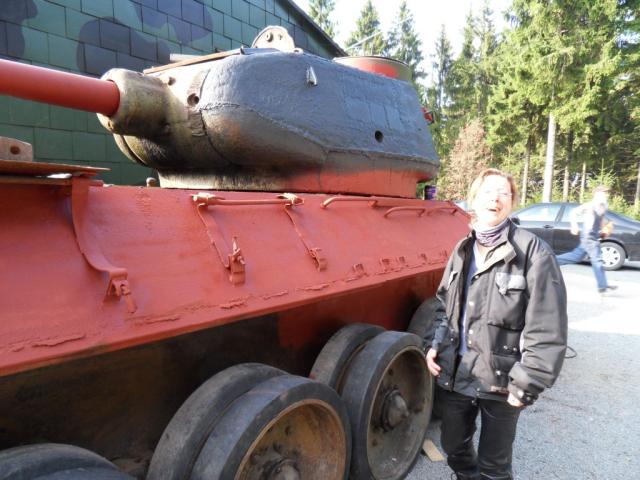 Andrea vor einem Panzer, der gerade restauriert wird