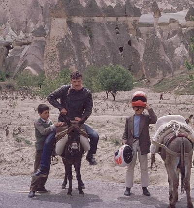 Helm gegen Esel? Besser nicht