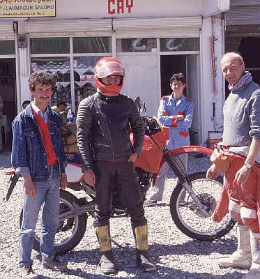 rechts der Däne, im Hintergrund sein Motorrad