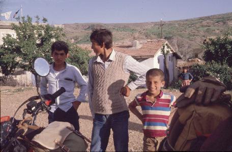 Neugierige beim Orientierungsstopp in einem Dorf