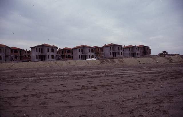 Neubauruinen an der Küste