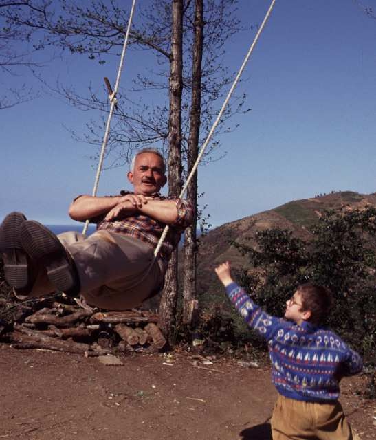 Osman zeigt wie Schaukeln funktioniert.