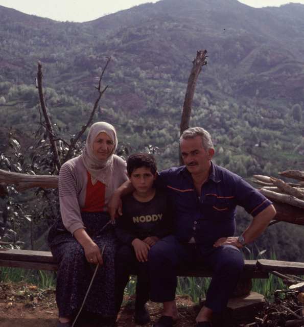 Herr und Frau Sevinc mit Junge aus dem Dorf