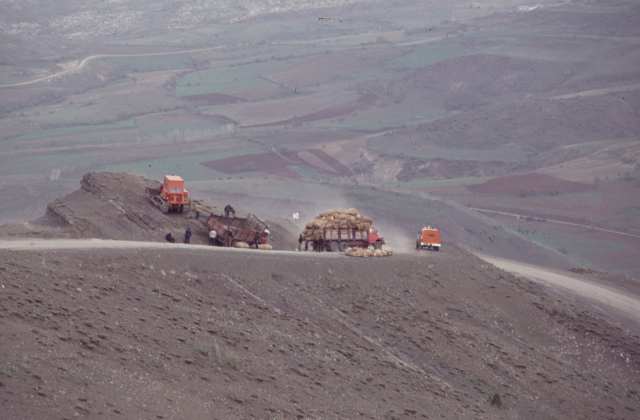 umgestürzter LKW im Gebirge
