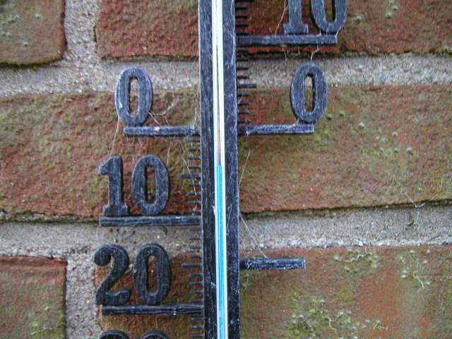 Das Thermometer zeigt -4°C.