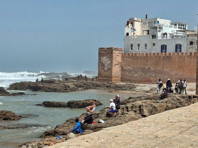 an der Küste von Essaouira - rechts oben sieht man Wolfgang auf der Terrasse unserer Unterkunft winkend