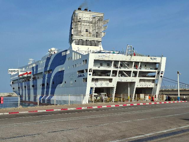 Die GNV-Fähre wartet auf seine Gäste.