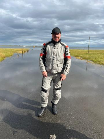 Albrecht posing auf der Zufahrt zum Holy Island 