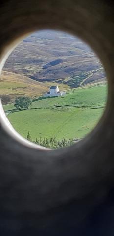 Ein Blick durch den Menhir auf Corgarff Castle