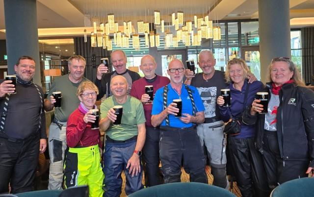 Truppe mit Stiefelbier