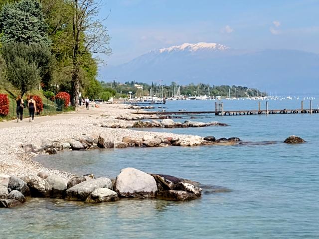 Pause auf der westl. Seite des Gardasees, im Hintergrund der Monte Baldo mit Schnee auf dem Gipfel 