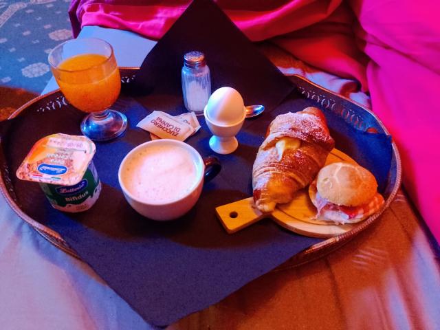 mit einem schönen Frühstück im Bett 